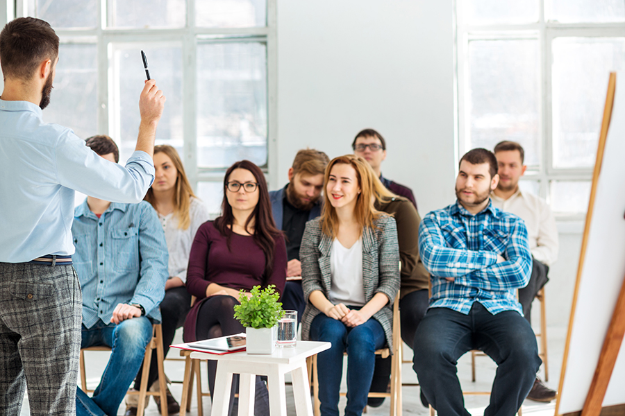 Un formateur s'adressant à un groupe de participants lors d'un atelier, symbolisant les sessions de formation à La Fistinière.