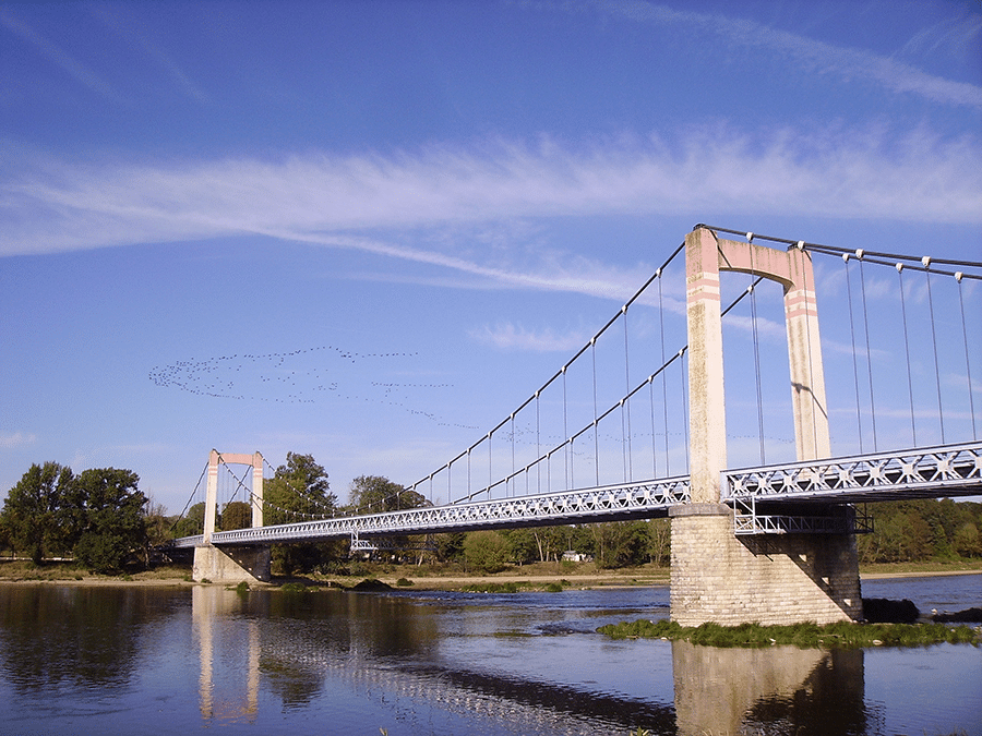 Le pont emblématique de Cosne-sur-Loire, lieu de passage vers les ateliers TransmiFFion de La Fistinière